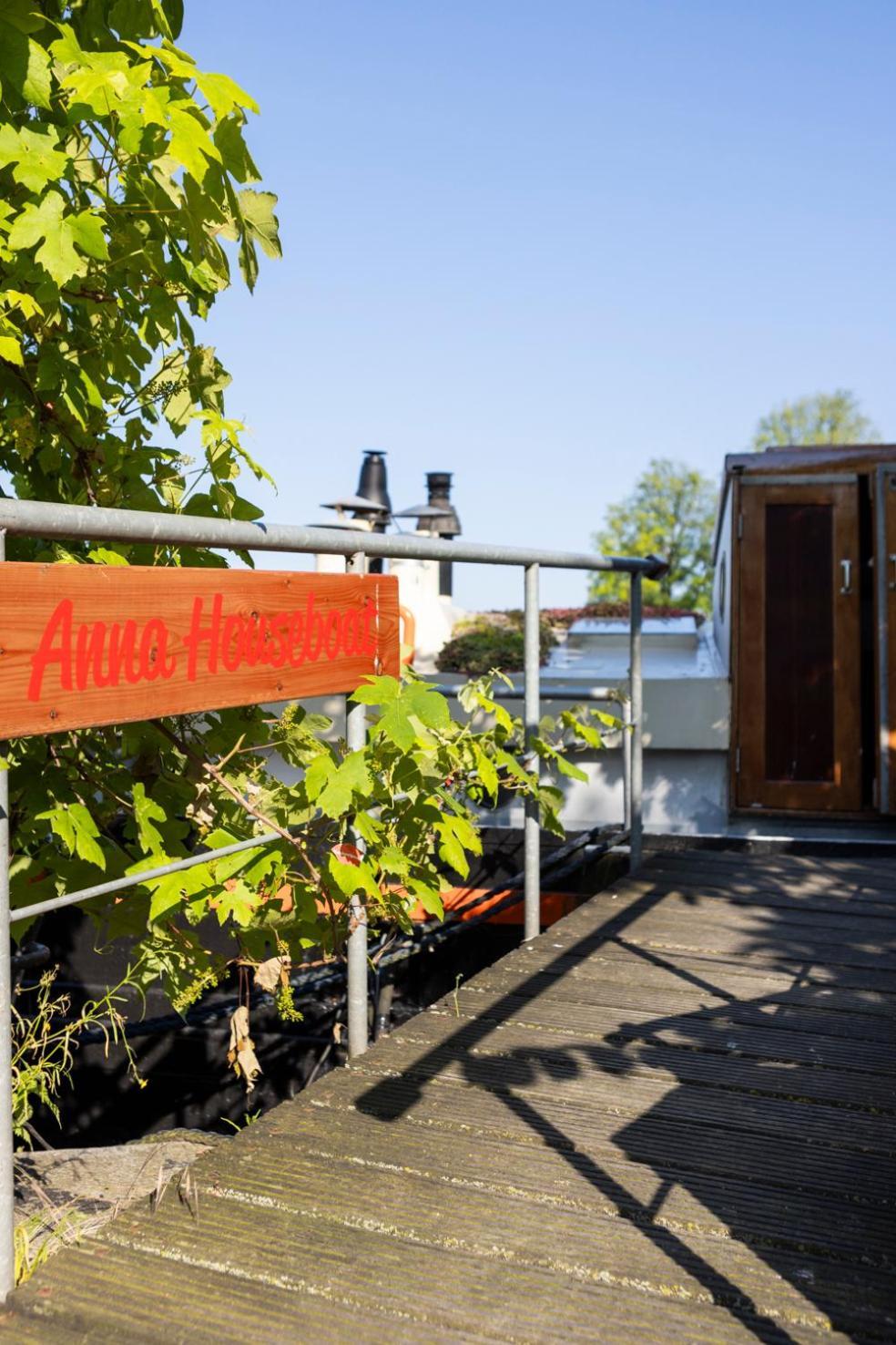 Anna Houseboat Hotel Amsterdam Exterior photo